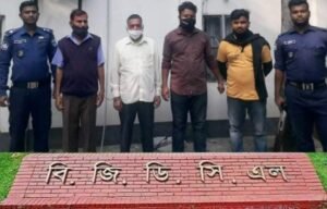 কুমিল্লায় চাঁদাবাজিকালে হাতেনাতে বাখরাবাদ গ্যাস ডিস্ট্রিবিউশনের ৩কর্মচারী সহ আটক-৪