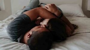 পরকীয়ায় জড়াচ্ছেন বিবাহিত মধ্যবয়সিরা একপুরুষে নয় বহু পুরুষ লাগে তাদের