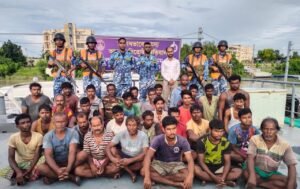 বাংলাদেশ কোস্ট গার্ড কর্তৃক ৩১ জন ভারতীয় জেলেসহ ২টি মাছ ধরার ট্রলার আটক