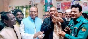 গাজীপুরে কাঁচা মাল আড়ৎদার মালিক সমিতির ১৮ তম প্রতিষ্ঠা বার্ষিকীতে কম্বল ও খাবার বিতরণ