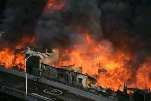 পুড়ে যাওয়া দোকানের জায়গায় নতুন করে ব্যবসা শুরু করতে পারবেন কি না, তা নিয়ে শঙ্কা