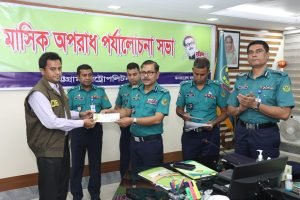 ভালো কাজের স্বীকৃতিতে চট্টগ্রাম ডিবির উত্তর-দক্ষিণ ৭ অফিসারকে পুরস্কার প্রদান