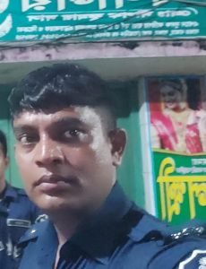 সাভারে পুলিশ সদস্যের বেপরোয়া চাঁদাবাজি