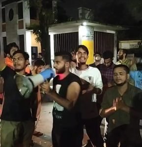 আনসার বাহিনীর অরাজকতার বিরুদ্ধে চবি শিক্ষার্থীদের তাৎক্ষণিক প্রতিবাদ মিছিল”