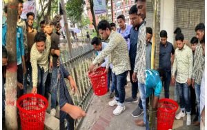 ছাত্রদলের উদ্যোগে ঢাকা কলেজ ক্যাম্পাসে ময়লার ঝুড়ি স্থাপন
