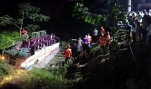 শ্রমিকবাহী বাস খাদে পড়ে হেলপার নিহত ও আহত অর্ধশতাধিক