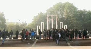 ভোর থেকেই শহীদ মিনারে জড়ো হচ্ছেন শিক্ষার্থীরা