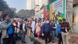 সচিবালয়ের গেটে কর্মকর্তা-কর্মচারীদের ভিড়