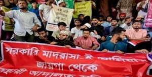 ট্রাইব্যুনাল-২ এর চিফ প্রসিকিউটরের কথায় অবরোধ তুলে নিয়েছে মাদ্রাসার শিক্ষার্থীরা