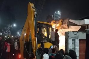 বুলডোজার দিয়ে গুঁড়িয়ে দেওয়া হলো ‘শেখ বাড়ি’