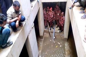 ধানমন্ডি ৩২: নির্মাণাধীন ভবনের নিচ থেকে তোলা হচ্ছে পানি