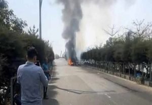 রাজধানীতে মাইক্রোবাসে আগুন