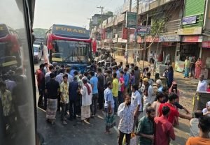 বাসচাপায় স্কুলশিক্ষার্থী ভাই-বোনসহ নিহত ৩