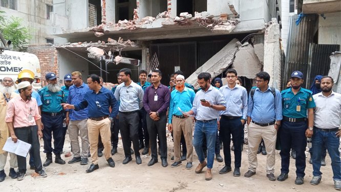 মোহাম্মদপুরের চন্দ্রিমা মডেল টাউনে রাজউকের উচ্ছেদ অভিযান