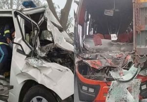 ট্রাকে মাইক্রোবাসের ধাক্কা, চালকসহ নিহত ৩