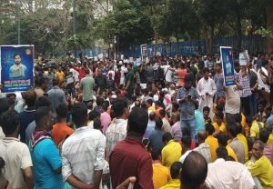 ২য় দিনের মতো সড়কে বিক্ষোভকারীরা