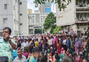 নিরাপত্তাবলয় ভেঙে সচিবালয়ে বিক্ষোভ করছেন কর্মচারীরা