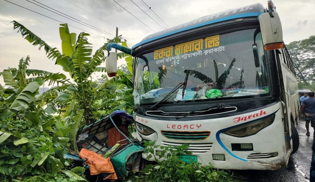 আমতলীতে বাসের চাপায় মা, নানাসহ তিনজন নিহত, আহত ৩
