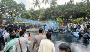 প্রেসক্লাবে আন্দোলনকারীদের ওপর পুলিশের জলকামান-সাউন্ড গ্রেনেড নিক্ষেপ