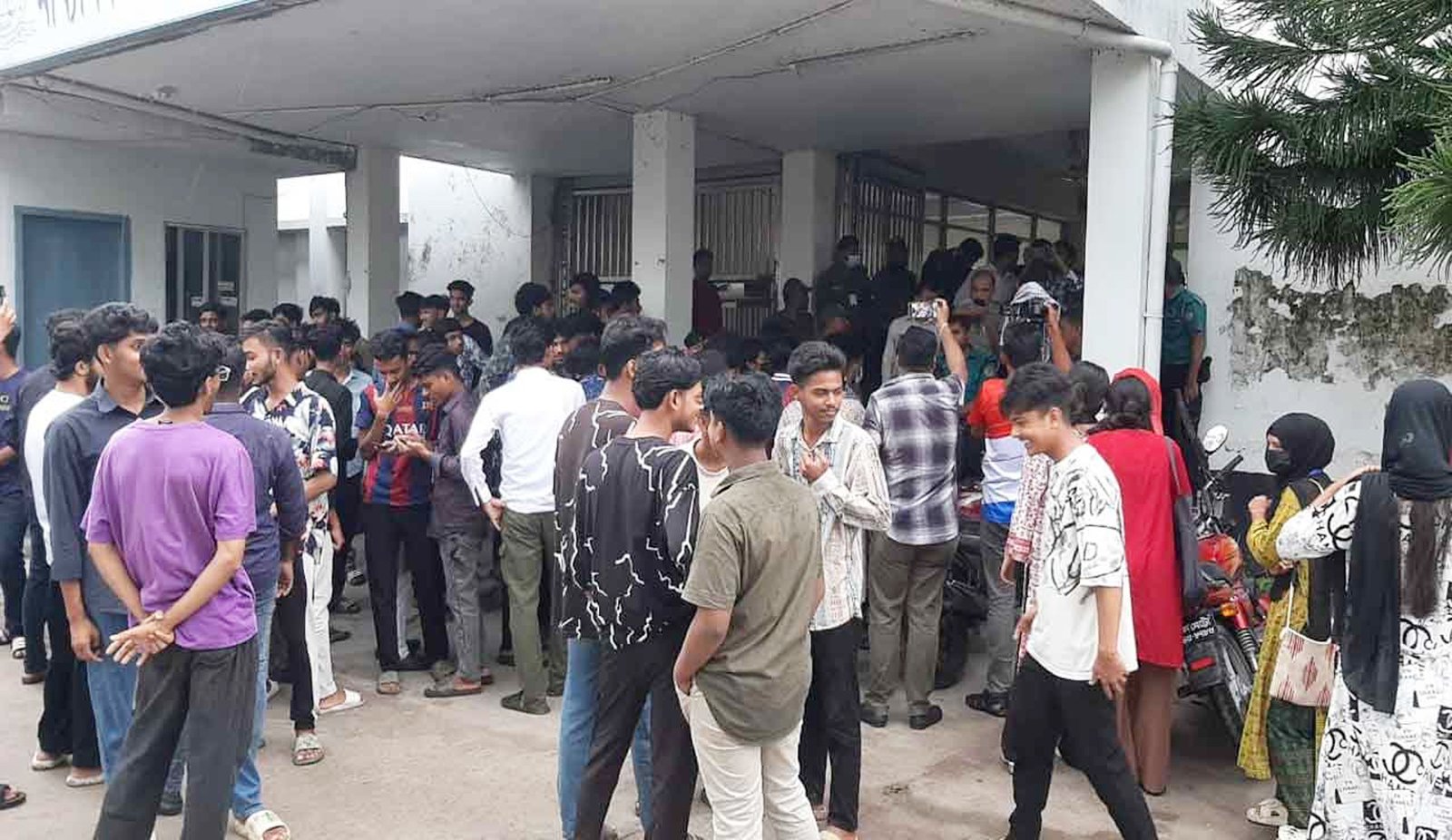এইচএসসি পরীক্ষা পেছানোসহ ৩ দফা দাবিতে বিক্ষোভ