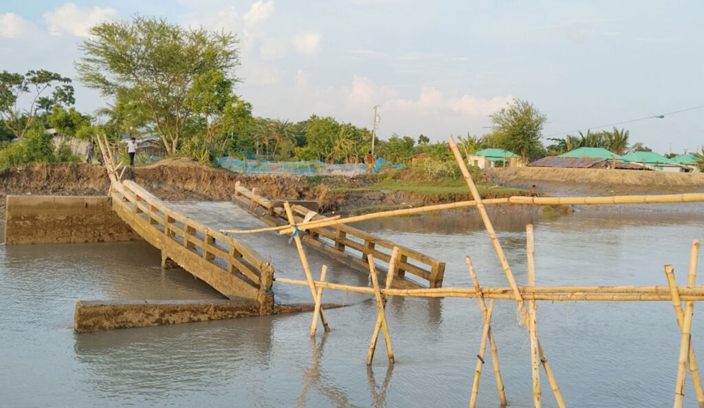 ধসে পড়ছে সেতু, দুর্ভোগে ৩০ গ্রামের মানুষ