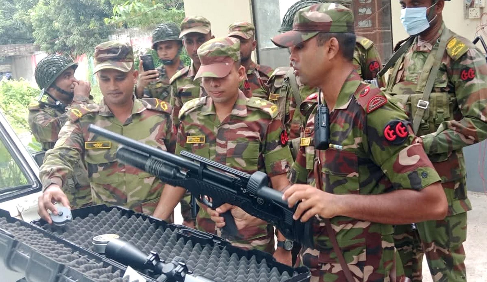 সাবেক নারী এমপির বাড়িতে অভিযান, অস্ত্র-মাদকসহ ছেলে আটক