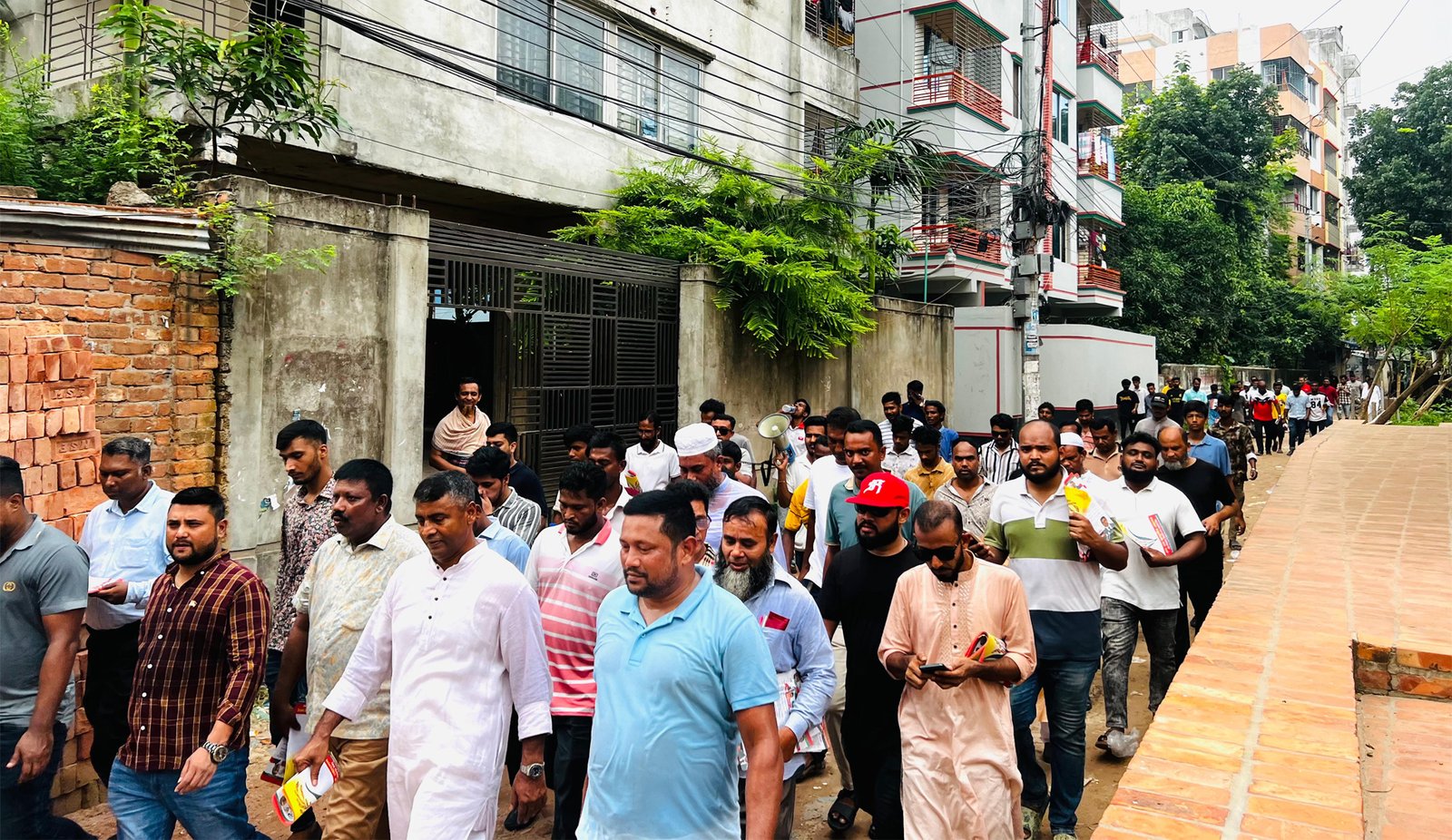 দক্ষিণখানে বিএনপির রাষ্ট্র মেরামতের ৩১ দফা প্রচারে লিফলেট বিতরণ