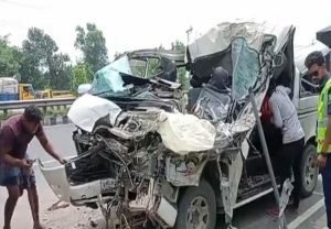 দাঁড়িয়ে থাকা ট্রাকে মাইক্রোবাসের ধাক্কা, নিহত ৩