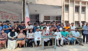 রাকসু নির্বাচনের এক দফা দাবিতে রাবি শিক্ষার্থীদের অবস্থান কর্মসূচি