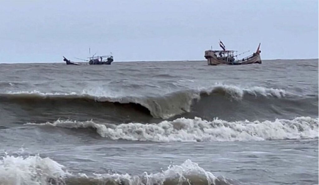 বঙ্গোপসাগরে ১৫ জেলেসহ ট্রলার ডুবি নিখোঁজ ৬ জন