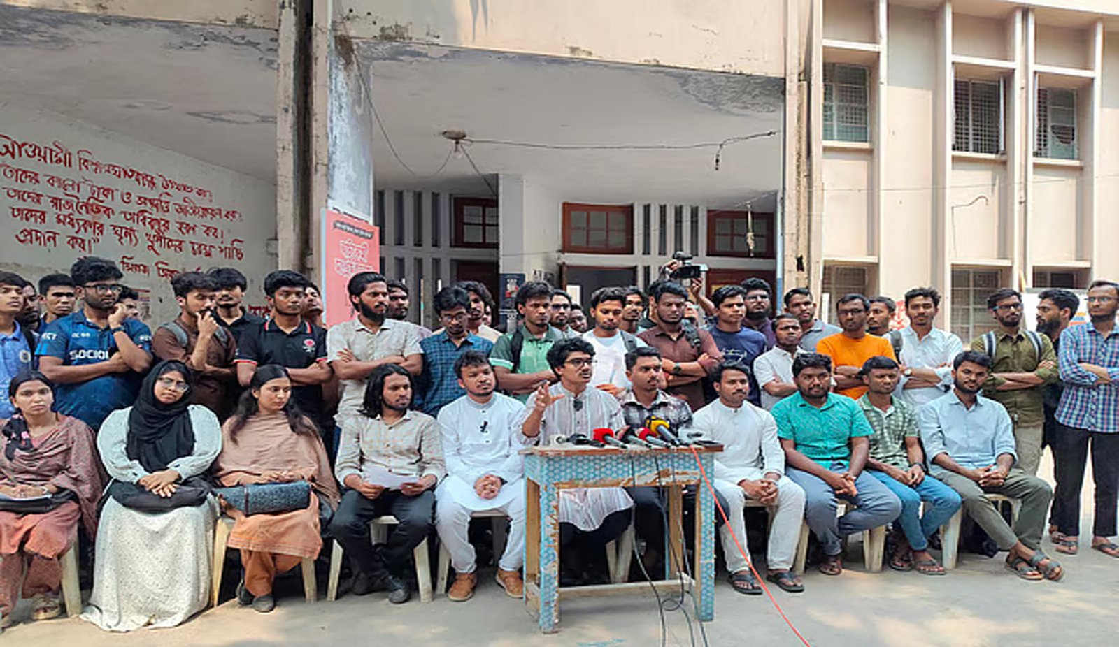 রাকসু নির্বাচনের এক দফা দাবিতে রাবি শিক্ষার্থীদের অবস্থান কর্মসূচি