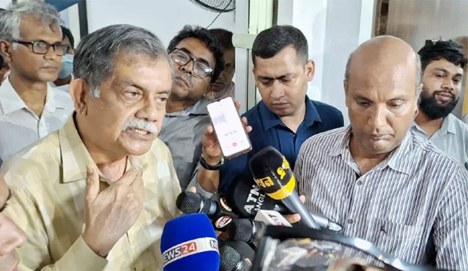 সরকার বললে চলে যাবো নিজ থেকে পদত্যাগের ইচ্ছা নেই শিক্ষা উপদেষ্টা
