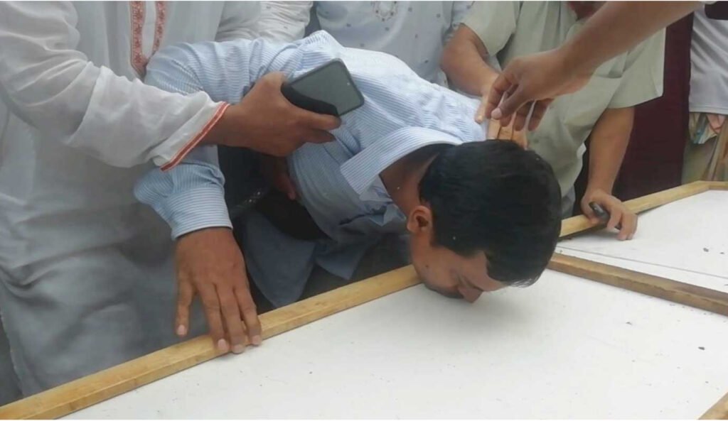 দুই শিক্ষার্থীর দাফন কফিনে চুমু দিয়ে শেষবিদায় দিলেন বাবা