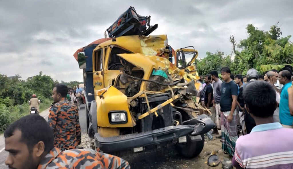 নওগাঁয় দুই ট্রাকের মুখোমুখি সংঘর্ষে নিহত ১