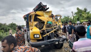 নওগাঁয় দুই ট্রাকের মুখোমুখি সংঘর্ষে নিহত ১