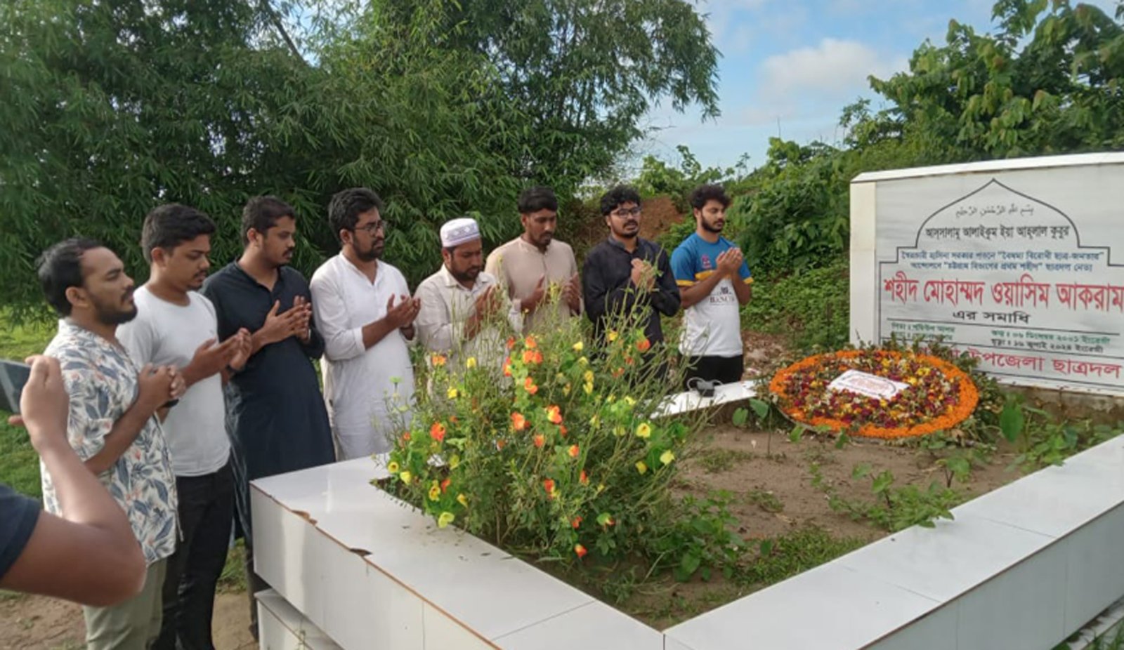 ওয়াসিমের কবর জিয়ারতে নাহিদসহ এনসিপির নেতাকর্মীরা