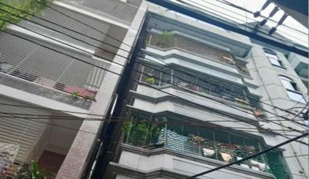 রাজধানীতে হেলে পড়ল বহুতল ভবন