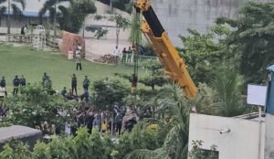 ক্রেন দিয়ে উদ্ধার করা হচ্ছে উত্তরায় বিধ্বস্ত বিমানটি