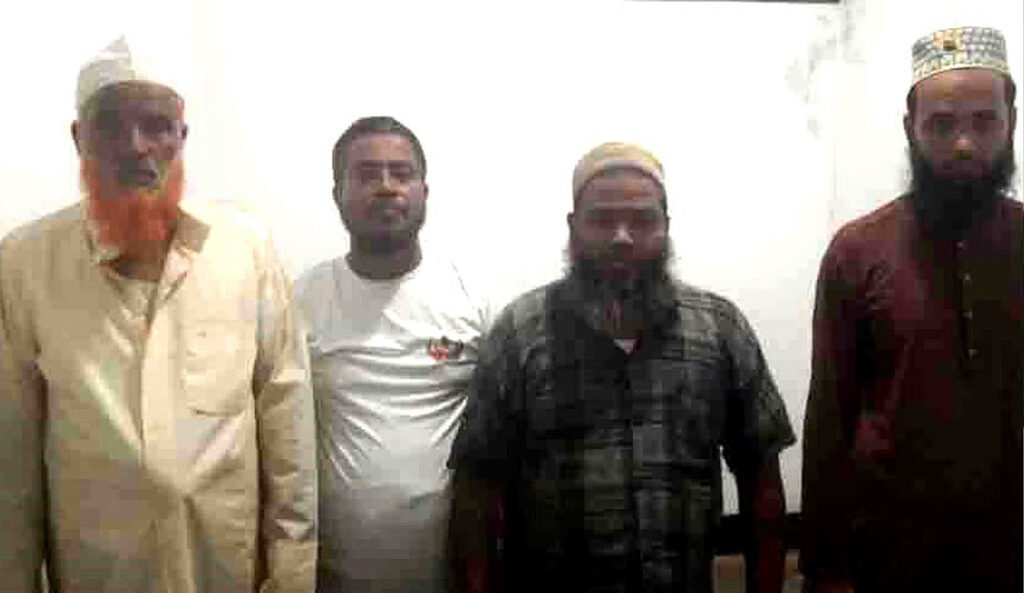 চাঁদা না দেওয়ায় ১০ দোকানে তালা গ্রেপ্তার ৪ জন