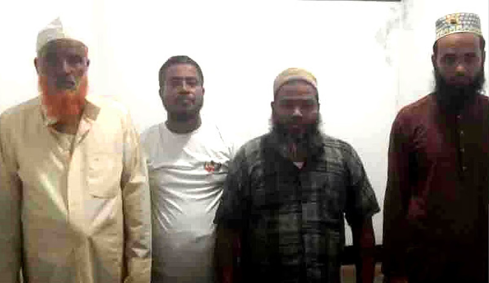 চাঁদা না দেওয়ায় ১০ দোকানে তালা গ্রেপ্তার ৪ জন