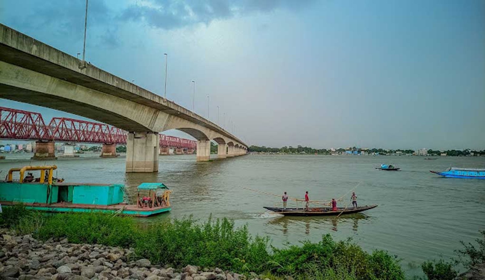 মেঘনায় বাল্কহেডের ধাক্কায় ট্রলার ডুবে নিহত ১ জন