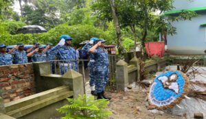 নিহত দুই শিক্ষার্থীর কবরে বিমান বাহিনীর শ্রদ্ধা