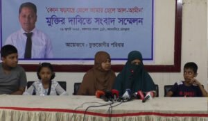 ময়মনসিংহে সংবাদ সম্মেলনে ওসির ভূমিকায় কাঁদলেন বৃদ্ধা মা