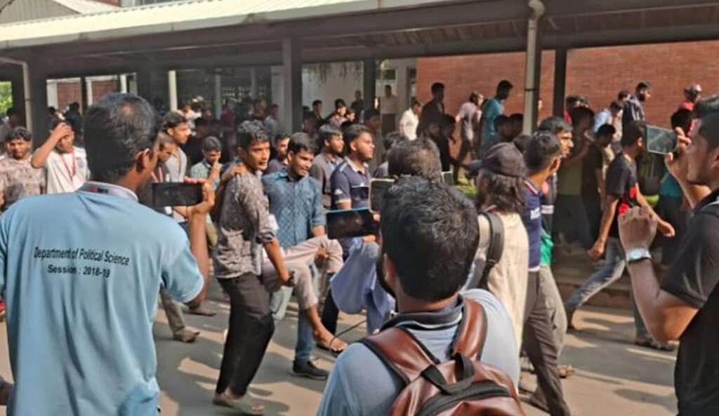 সচিবালয়ের ভেতরে শিক্ষার্থীরা, পুলিশের লাঠিচার্জ