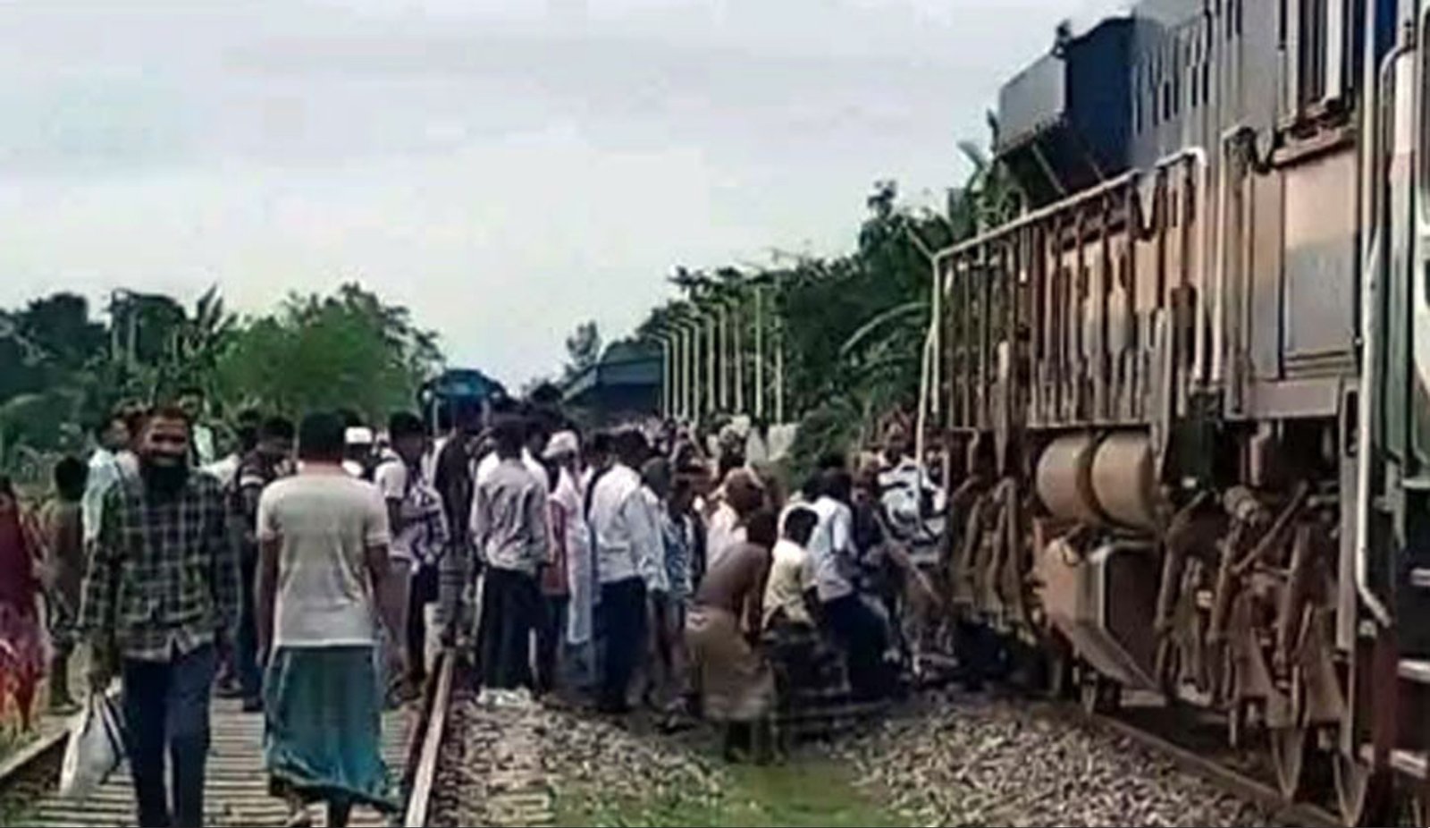 নীলফামারীতে ট্রেনে কাটা পড়ে নারীর মৃত্যু