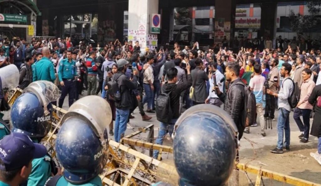 সচিবালয়ে শিক্ষার্থীদের সাথে পুলিশের ধাওয়া পাল্টা ধাওয়া