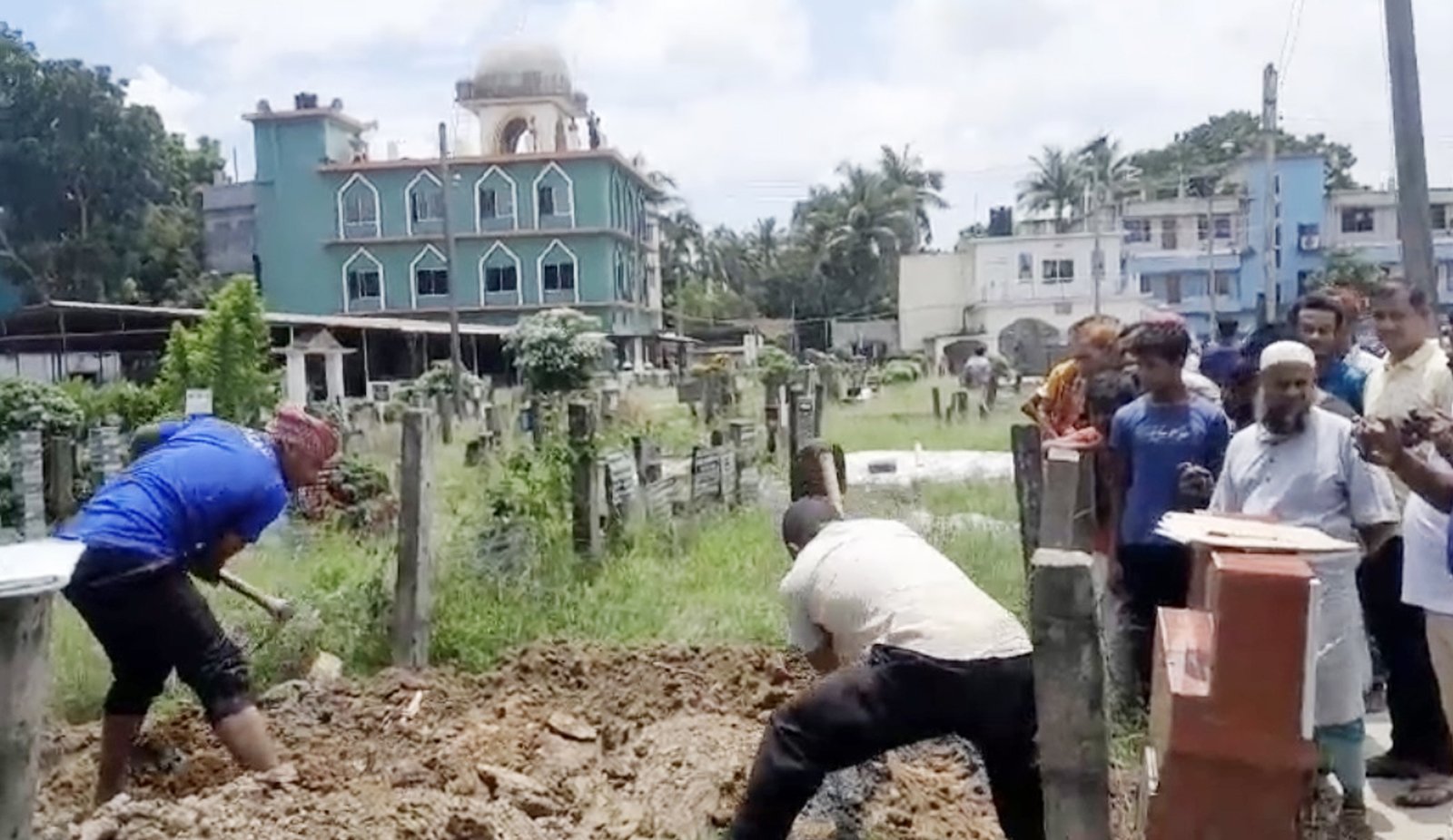 কবর খুঁড়ে তোলা হলো গোপালগঞ্জে নিহত ৩ যুবকের মরদেহ