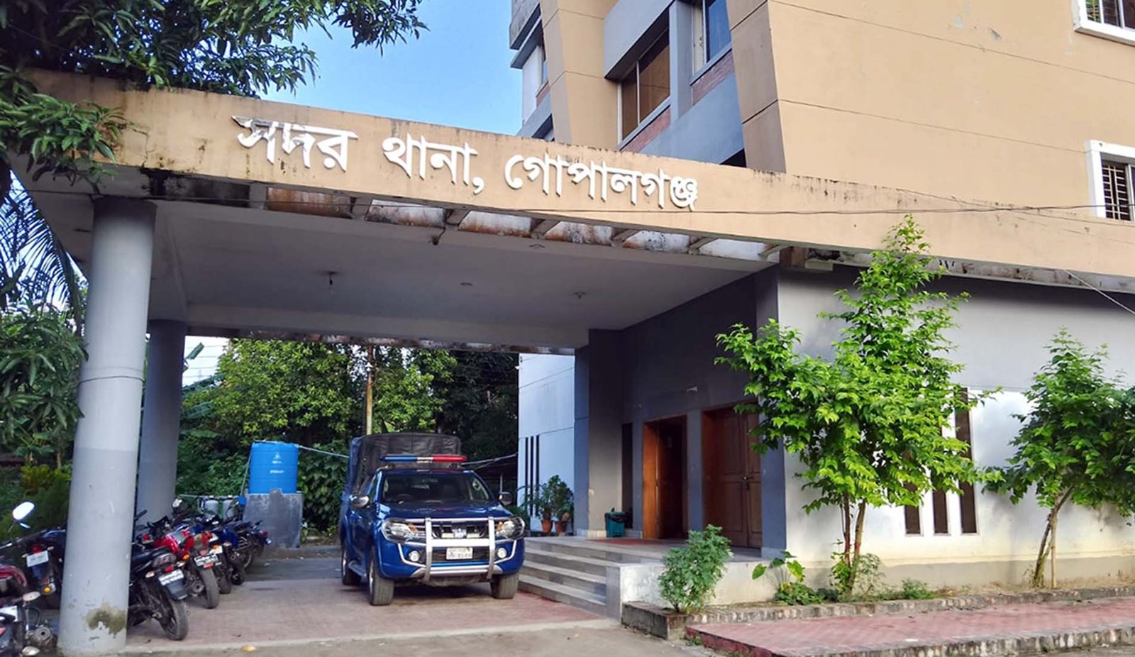 গোপালগঞ্জে যৌথ বাহিনীর অভিযানে আটক ২০