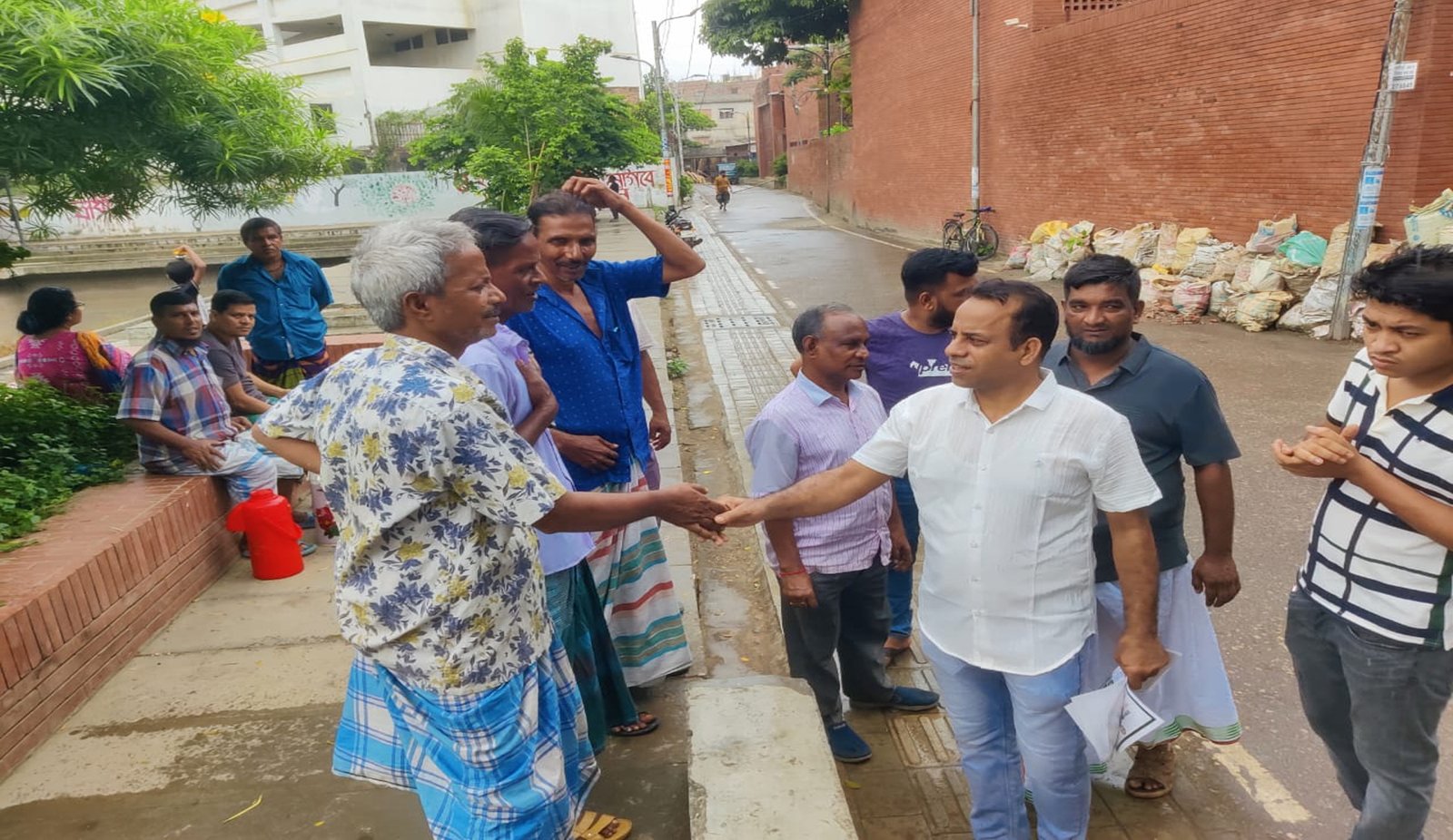 লালবাগে মশক নিধন ও পরিষ্কার-পরিচ্ছন্নতা অভিযান