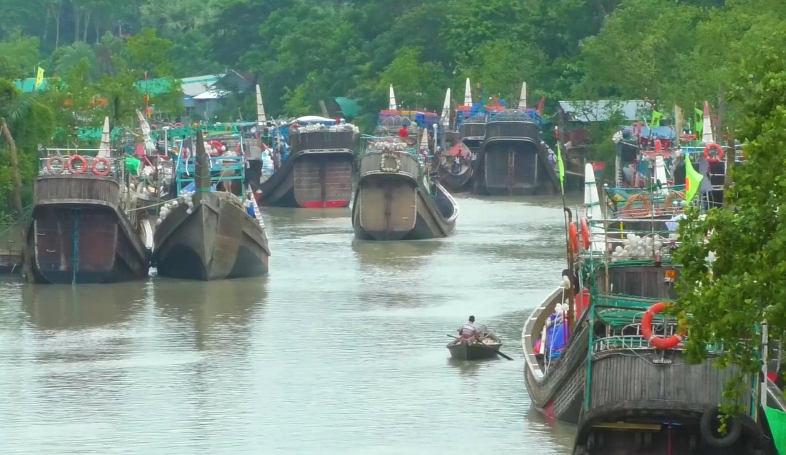 পাথরঘাটা উপকূলে ঝড়ে ট্রলার ডুবি, ৩ জেলে নিখোঁজ
